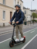 [Scale AI] lifestyle — Trottinette électrique pliable noire et orange