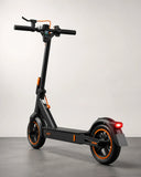[Scale AI] product_hero — Trottinette électrique pliable noire et orange